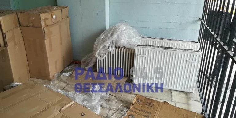 Εικόνες ντροπής στο υποκατάστημα του ΕΦΚΑ στην Πύλη Αξιού – Ασθενείς κάθονται σε παλέτες! (εικόνες)